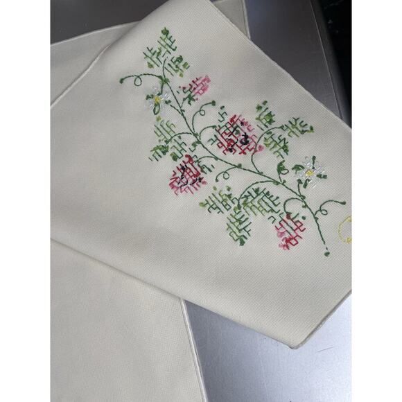 Vintage Cream Place Mats Strawberries Set of 4 Cross Stitch & 3 Napkins - Picture 3 of 8